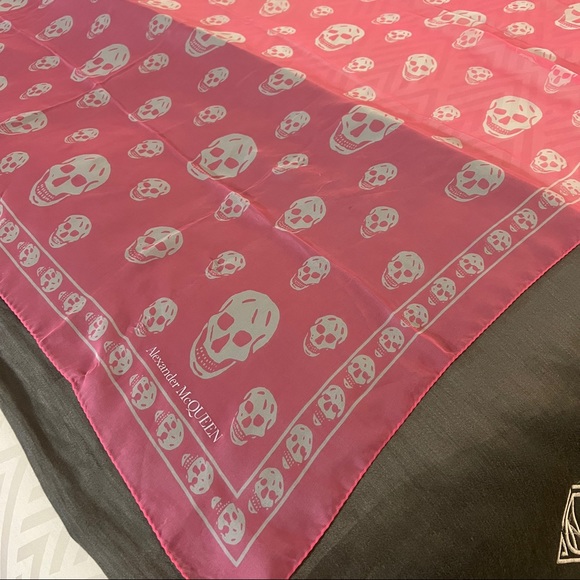 NWT Alexander McQueen Women’s Pink Silk Chiffon Skull-Print Scarf - Picture 3 of 4